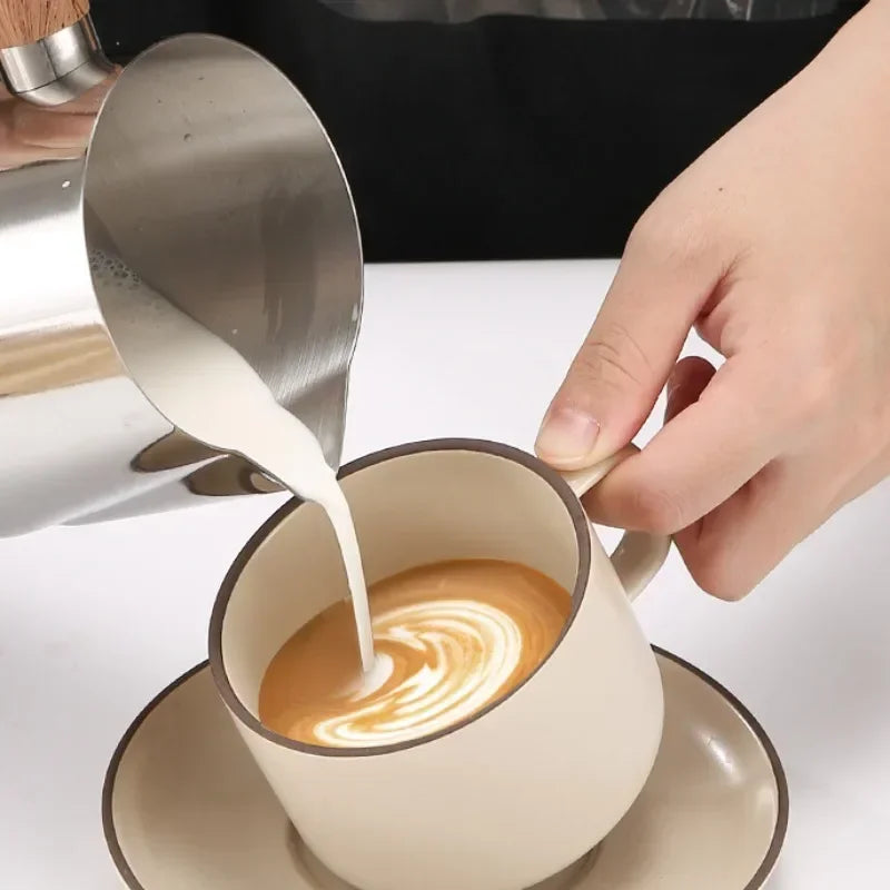 600/900ML Milk Frothing Pitcher with Precise Scale Wooden Handle Dripless Spout Stainless Steel Latte Coffee Cup Coffeeware